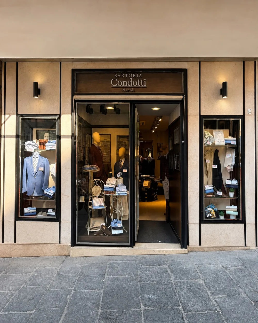 Vetrina Sartoria Condotti — Via S. Caterina, 69 (Piazza dei Martiri)
